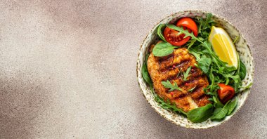 Sebzeli kuşkonmaz ve parmesanlı organik sağlıklı ürünlerle ızgara yapılmış sulu tavuk göğsü. Detoks ve temiz diyet konsepti. metin için yer, üst görünüm,