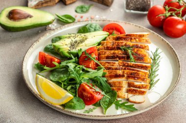 Kızarmış tavuk fileto, yeşil marul, roka, domates. Ketogenik diyet. Düşük karbonhidratlı yüksek yağlı kahvaltı. Sağlıklı gıda konsepti. metin için yer, üst görünüm.