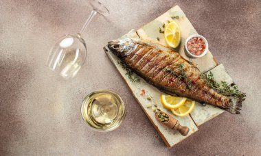 Izgara alabalık, restoran menüsü, diyet, yemek tarifi üst görünümü.,