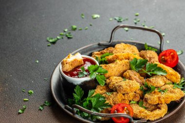 Koyu arkaplanda tavuk nugget ve ketçap sosu. Yemek tarifi geçmişi. Kapat..