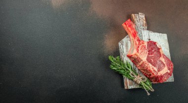 Baltalı biftek. Tahtada çiğ et. Uzun afiş biçimi. en üstteki görünüm,