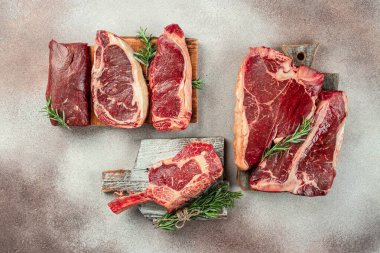 Hafif arka planda taze Black Angus Prime çiğ bifteği çeşitleri. afiş, menü, metin için tarif yeri, üst görünüm,