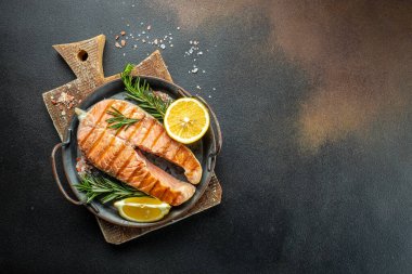 Koyu arka planda ızgara somon. Uzun afiş biçimi. en üstteki görünüm,