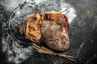 Karanlık bir arka planda ekmek. afiş, menü, metin için tarif yeri, üst görünüm.