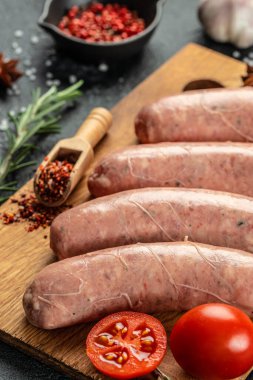 Biberiyeli domuz sosisi. dikey görüntü. Üst Manzara. metin için yer.