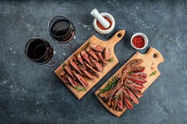 Esmer arka planda orta pişmiş biftek. Sağlıklı yağlar, kilo vermek için temiz yiyecekler. Üst Manzara. metin için yer.