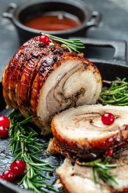 Baharatlı ve yaban mersinli rosto. Yemek tarifi geçmişi. Kapat..