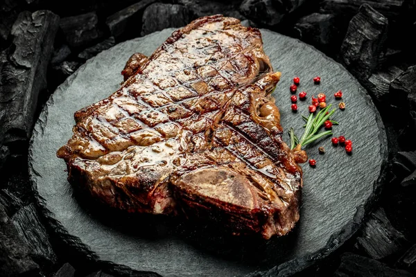 Et lokantası menüsü için biftek ya da biftek bifteği. afiş, menü, metin için tarif yeri.