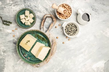 Hafif arka planda tofu peyniri küpleri. afiş, menü, metin için tarif yeri, üst görünüm.