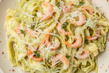 Karidesli makarna kekik ve limon, fettucine makarna. İtalyan yemeği. Tarif geçmişi. Kapat..