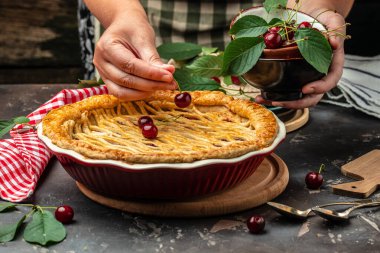 Lezzetli ev yapımı vişneli turta, Flaky Crust, tabakta bir parça ve tüm ev yapımı vişneli turta, yazı için yer, üst manzara.,