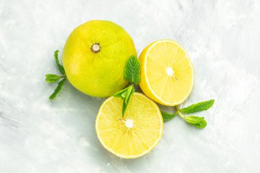 Bergamot portakallı meyveler hafif arka planda. afiş, menü, metin için tarif yeri, üst görünüm,