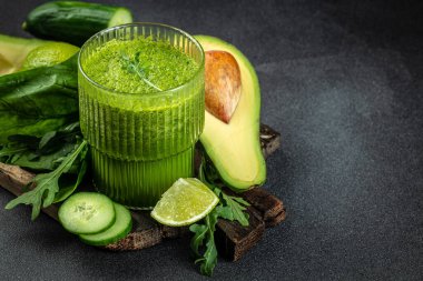 Bardakta yeşil ıspanak kokteyli. Detoks diyeti. Sağlıklı gıda konsepti, afiş, menü, metin için tarif yeri, üst görünüm,