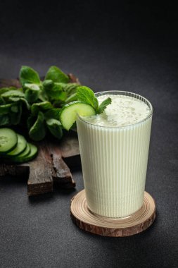 Türk içeceği Ayran ya da koyu arka planda bir bardakta taze otlu Kefir, kilo vermek için temiz yemek. metin için yer.