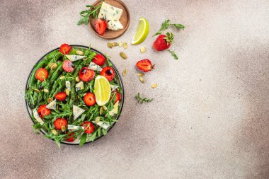 Hafif arka planda Summer Fruit Vegan Çilek Salatası. metin için yer, üst görünüm,