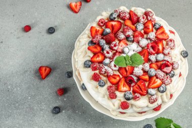 Açık arkaplanda kremalı ve taze dutlu Pavlova kekleri, afiş, menü, metin için tarif yeri, üst görünüm,