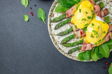 Kızarmış pastırmaya sarılmış yeşil kuşkonmazlı haşlanmış yumurta, ketogenik diyet. Düşük karbonhidratlı yüksek yağlı kahvaltı. Sağlıklı gıda konsepti. metin için yer, üst görünüm.