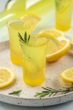 Yaz içkisi limoncello. Geleneksel İtalyan alkollü içecek.