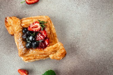 Hafif arka planda kiraz reçelli lezzetli hamur işleri, metin için yer, üst görünüm,