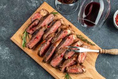 Biftek ve baharat eklenince taze çiğ Angus bifteği.