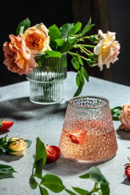 Gözlüklü çilekli pembe şarap, dikey görüntü. Üst Manzara. metin için yer.