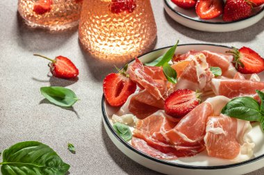 Prosciutto Crudo ya da Jamon, yanında da Rose şarabı ve böğürtlen. tapas, antipasti, pankart, menü, metin için tarif yeri, üst görünüm.