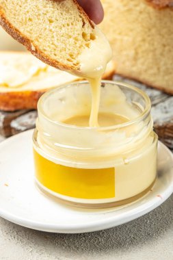 Yoğunlaştırılmış sütlü sandviç, dikey görüntü. Üst Manzara. metin için yer,