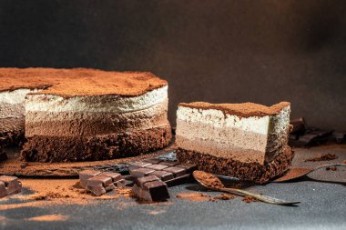 Lezzetli çikolatalı pasta. Kek. Koyu arkaplanda üç çikolata. Doğum günü, bayramlar, tatlılar, yemek servisi afişi, menü, tarif.