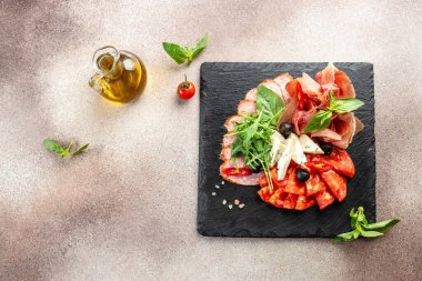 Etli meze geleneksel İspanyol mezesi jambon, salam ve keçi peyniri. afiş, menü, metin için tarif yeri, üst görünüm,