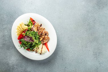 Sebzeli et salatası, sağlıklı ve dengeli yemek kavramı. metin için yer, üst görünüm,