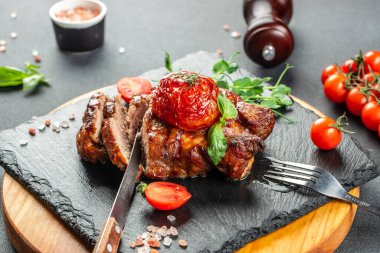Lezzetli biftek, domatesli az pişmiş et, restoran menüsü, diyet, yemek tarifi üst görünümü.,