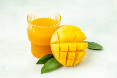 Mango suyu. Beyaz arka planda taze tropikal meyve püresi. metin için yer, üst görünüm.