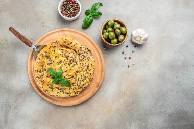 Tahtada domatesli ve zeytinli Burek etli turta. Balkan pastası ve Türk mutfağı kavramı