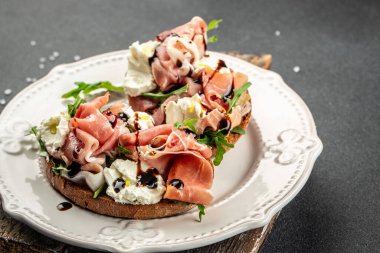 Açık jambonlu sandviç, roka ve krem peynir. Aperatifler. Yemek tarifi geçmişi. Kapat..