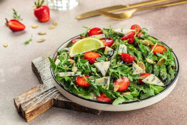 Yeşil kuşkonmaz, çilek salatası sağlıklı ve dengeli yemek kavramı. metin için yer, üst görünüm,