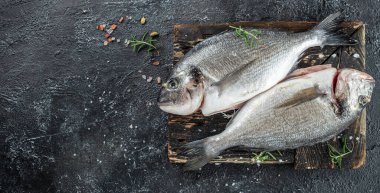 Dorado, limon, otlar ve baharatlar. Sağlıklı ve dengeli beslenme kavramı. Uzun afiş biçimi. en üstteki görünüm.