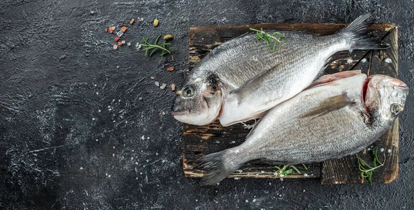 Dorado, limon, otlar ve baharatlar. Sağlıklı ve dengeli beslenme kavramı. Uzun afiş biçimi. en üstteki görünüm.