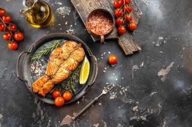 Limon ve kiraz domatesli kızarmış somon bifteği. Sağlıklı ve dengeli beslenme kavramı. metin için yer, üst görünüm.