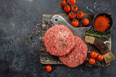 Ahşap bir tahtanın üzerinde çiğ et köftesi, yemek tarifi geçmişi. Kapat.,