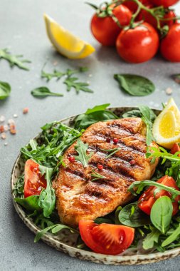 Kızarmış tavuk fileto, yeşil marul, roka, domates. Ketogenik diyet. Düşük karbonhidratlı yüksek yağlı kahvaltı. Sağlıklı gıda konsepti. metin için yer, üst görünüm.