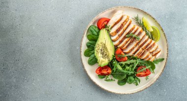 Izgara tavuk ya da hindi göğsü taze sebze salatası, organik sağlıklı ürünler. Detoks ve temiz diyet konsepti. Uzun afiş biçimi. en üstteki görünüm.