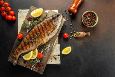Izgara balık. Pişmiş alabalık. Sağlıklı gıda konsepti. metin için yer, üst görünüm.