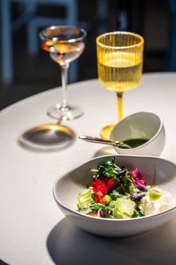 Yeşil salatalı krem peynir, süper yiyecek konsepti. Sağlıklı, temiz yemek. Vegan ya da glütensiz diyet,