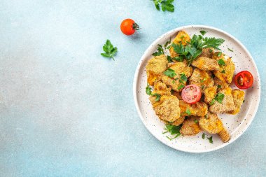 Hafif arkaplan soslu kızarmış tavuk nuggetları, pankart, menü, metin için tarif yeri, üst görünüm,