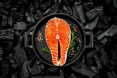 Barbekü ızgarasında somon bifteği. Restoran menüsü, diyet, yemek kitabı tarifi üst görünümü.