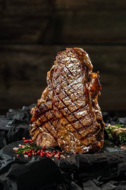 Biftek ya da T-Bone bifteği. dikey görüntü. metin için yer.