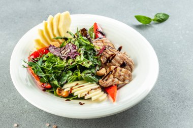 Kızarmış et ve taze sebzeli sağlıklı yeşil salata. Sağlıklı ve dengeli beslenme kavramı. metin için yer, üst görünüm.