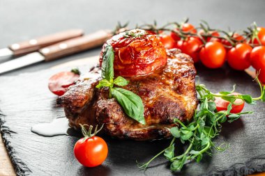 Domatesli ızgara biftek, restoran menüsü, diyet, yemek kitabı tarifi üst görünümü.,