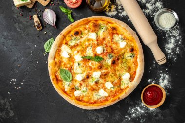 Dört peynirli pizza, arka planda, fast food öğle yemeği, üst manzara. metin için yer,