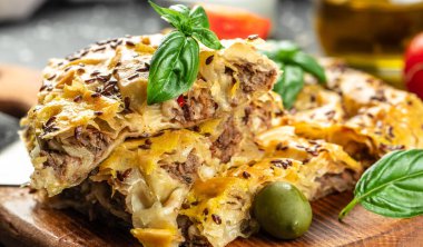 Etli burek böreği. Restoran menüsü, diyet, yemek kitabı tarifi üst görünümü.